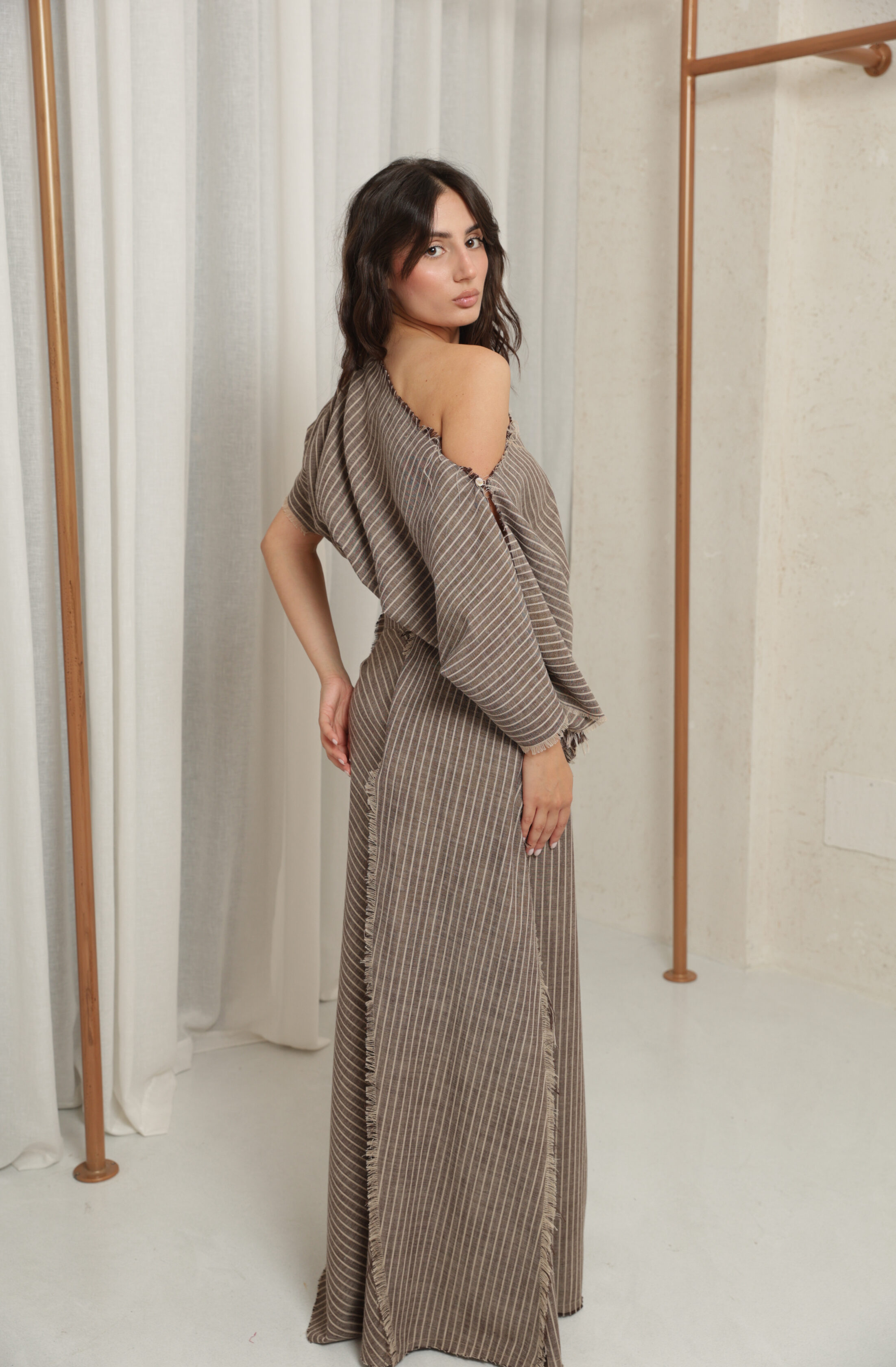 {"ARInfo":{"IsUseAR":false},"Version":"1.0.0","MakeupInfo":{"IsUseMakeup":false},"FaceliftInfo":{"IsChangeEyeLift":false,"IsChangeFacelift":false,"IsChangePostureLift":false,"IsChangeNose":false,"IsChangeFaceChin":false,"IsChangeMouth":false,"IsChangeThinFace":true},"BeautyInfo":{"SwitchMedicatedAcne":false,"IsAIBeauty":false,"IsBrightEyes":false,"IsSharpen":false,"IsOldBeauty":false,"IsReduceBlackEyes":false},"HandlerInfo":{"AppName":2},"FilterInfo":{"IsUseFilter":false}}